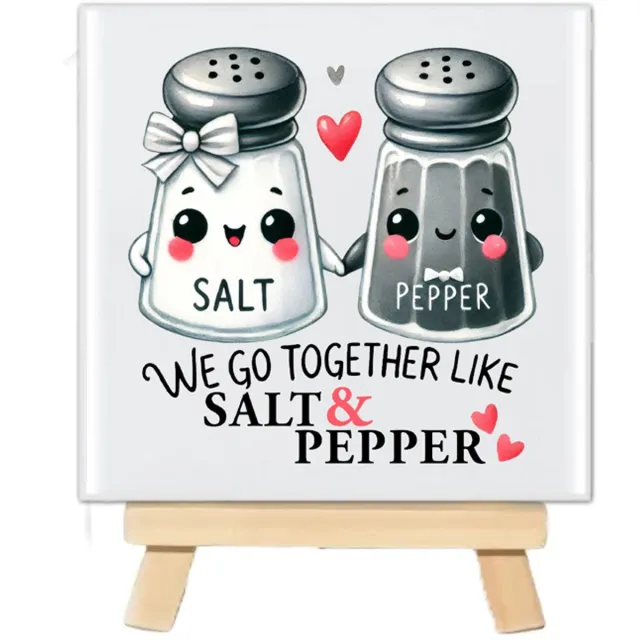 LucKim.nl Tegeltje met tekst en schattig Kawaii food - We go together like Salt & Pepper - 10x10cm - inclusief houten standaard wit