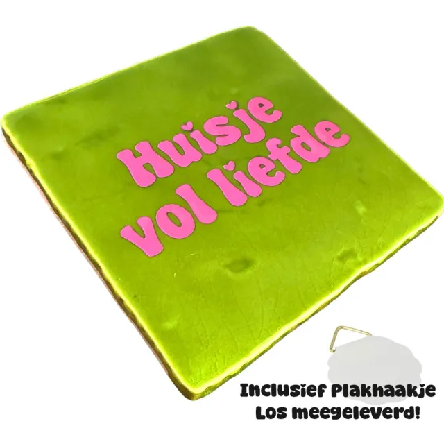 Snoes Spreuktegel – Huisje vol liefde – Frisgroen met Lichtroze – Inclusief Plakhaakje – Handgemaakt Spaans Keramiek 10x10 cm – Cadeau Samenwonen – Kleurrijk Housewarming Kado