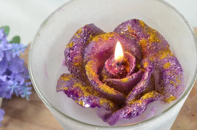 MilaNNE Candles by Milanne - XXL Rooskaars in Paars met gouden glitters in prachtig glas, 14 cm - BEKIJK VIDEO