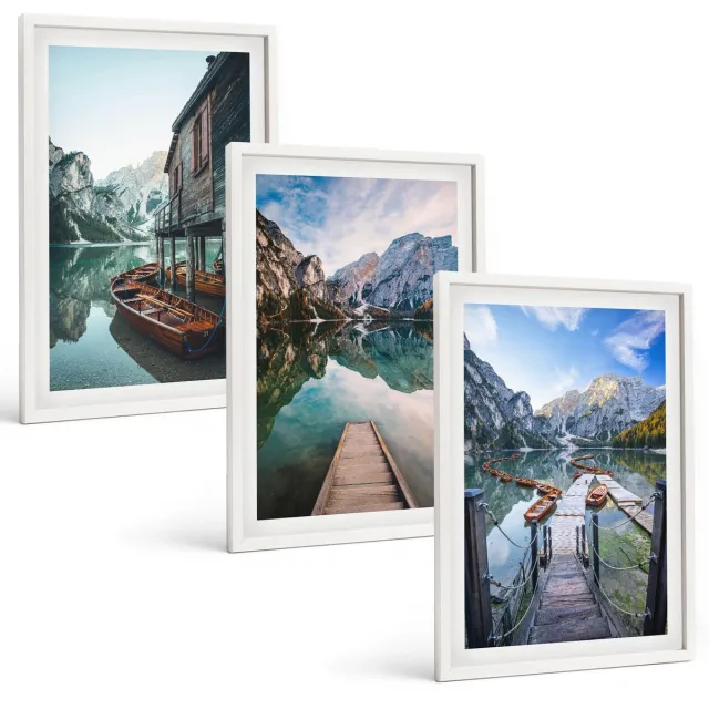 TULUP 3-Delige Schilderij Set - Een rustig meer in de bergen met houten bootjes. - 40x60 - Muurdecoratie - Decoratieve Schilderijen - Wohnzimmer - Moderne Wanddecoratie Witte lijst