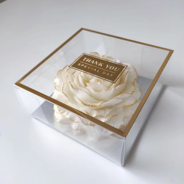 Kiki Cadeautjes Decoratieve rooskaars – middelgroot – sojawas – ongeparfumeerd – crèmekleur met gouden rand – katoenen lont – cadeauverpakking transparant - Kiki Cadeautjes crèmewit