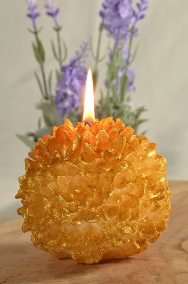 MilaNNE Sneeuwvlok kaars 10 cm in GOUD METALLIC - Designkaars gemaakt door Candles by Milanne