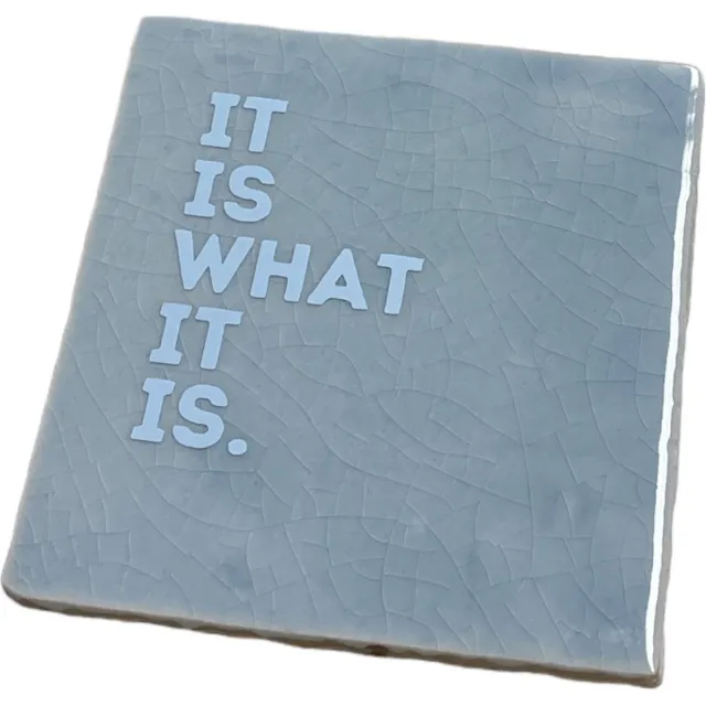 Bij ons onder de panne Hippe tegeltje met tekst: It is what it is | Serenity met pastel blauw | Gepersonaliseerde cadeau | Hippe Spreuktegel | Nieuwe woning cadeau | Housewarming cadeau