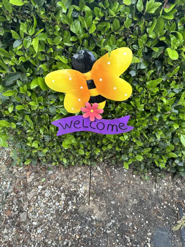 Impuls Metalen tuinsteker " bij + welcome " - geel + meerkleurig - hoogte 80 x 25 x 27 cm - Tuinaccessoires - Tuindecoratie - Tuinstekers