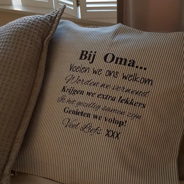 Maison Marcella Kussen Kussenhoes tekst cadeau Regels voor Bij Oma Thuis | streepjes hoes wit opdruk donkerblauw