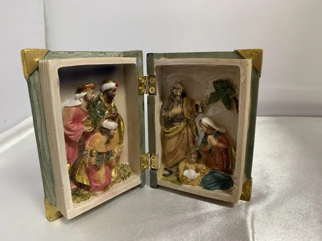 Dekoproject Kerststal in boek groen, rood, blauw, wit, bruin