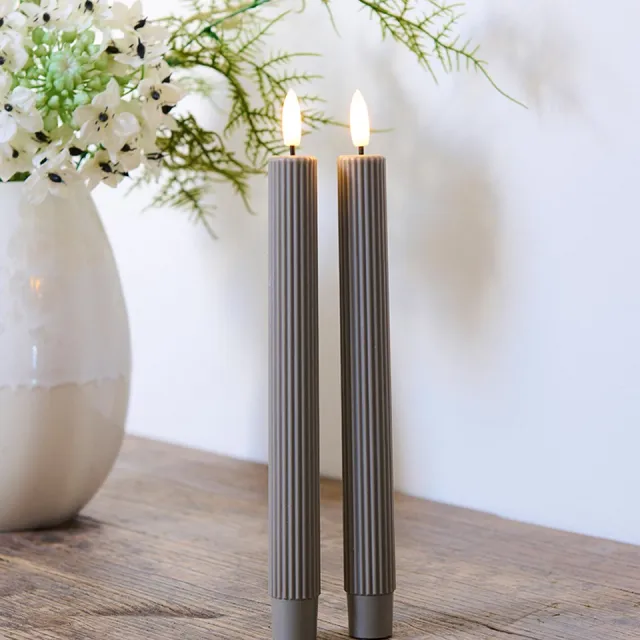 Sirius Smilla - rechargeable - set van 2 oplaadbare warm grijze dinerkaarsen - met ribbel structuur - ø 2 cm, hoogte 25 cm Warm grijs