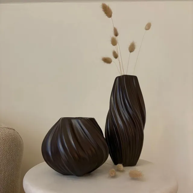 De Ridderinkhof Set van 2 Chocolade Bruine Nordic design vazen. 25.5cm hoog en 14cm hoog