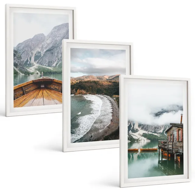 TULUP 3-Delige Schilderij Set - Uitzicht op de bergen boven het meer met boot en strandlandschappen. - 40x60 - Wanddecoratie - Schilderijen Set - Kantoor - Moderne Wanddecoratie Witte lijst