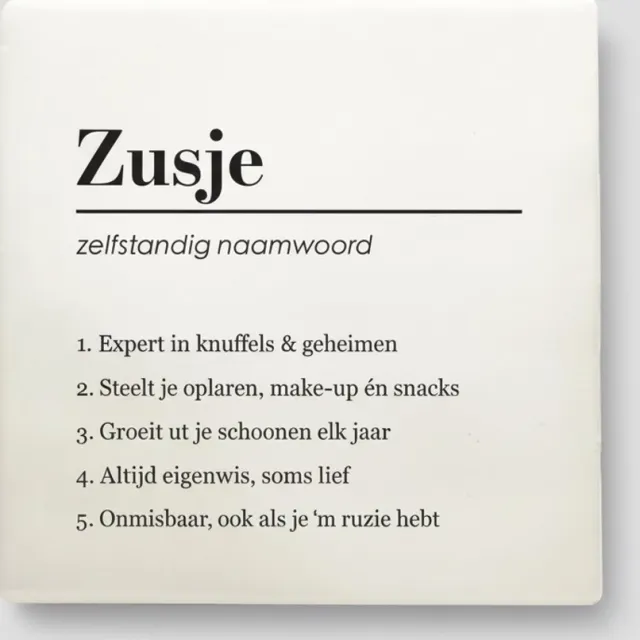 Nevolis Zusje Definitie Keramische Tegel – Schattige & Grappige Quote Woondecoratie Cadeau – Minimalistisch Design – 15 × 15 cm Multi Color