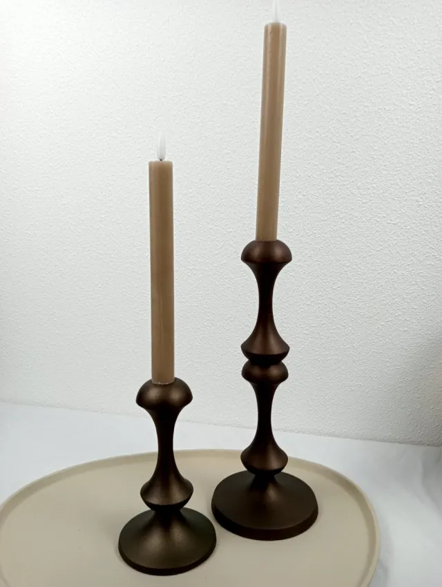 Light & Living Woonyard | Light & Living Set van 2 Kandelaars Bruin Brons inclusief 2 Countryfield LED Dinerkaarsen 22 cm met Afstandsbediening Metaal 29 cm & 18 cm bruin - brons en Taupe