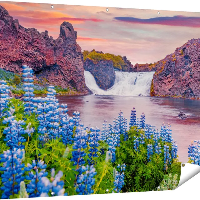 Gards Tuinposter Waterval met Blauwe Lupine Bloemen - 160x120 cm - Tuindoek - Tuindecoratie - Wanddecoratie buiten - Tuinschilderij Multikleur