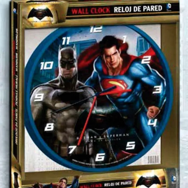 Batman VS Superman wandklok blauw