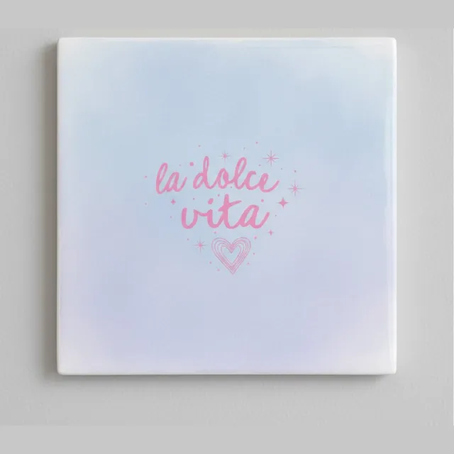 Nevolis La Dolce Vita Decoratieve Keramische Tegel 15x15 cm – Inspirerende Quote Wanddecoratie met Hart voor Stijlvol Interieur Multi Color