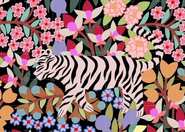IXXI Tiger in Flowers, Sasha Ignatiadou - 140 x 100 cm - Grote wanddecoratie en posters - Speels, Kleurrijk, Digitale Kunst, Illustraties, Grafisch Roze