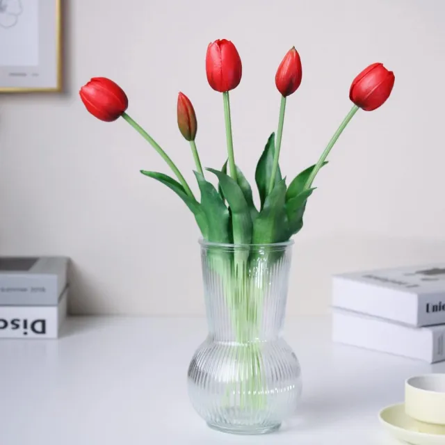 WAKISAKI 16 inch Premium Real Touch Nep Tulpen Kunstbloemen met knoppen, flexibele steel gemakkelijk te vormen, Faux Tulpen voor Home Decor Indoor (Vaas niet inbegrepen), 5-Pack Set van Passion Red rood