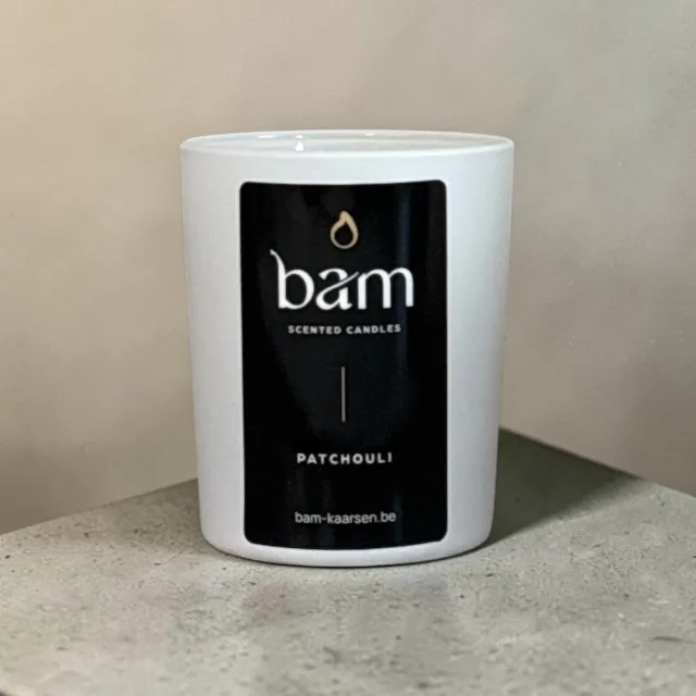 Bam Patchouli Geurkaars met Houten Wiek – White Collection Small – Mini Kaars – 25 Branduren – 65g – Zonnebloemwas – Vegan wit
