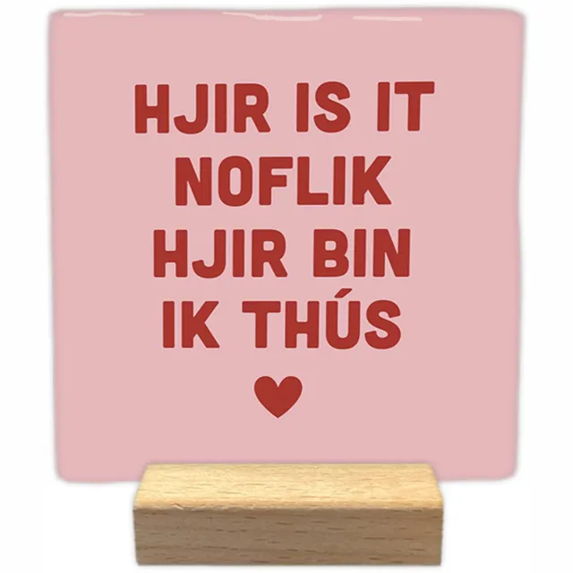 Artige Decoratie tegeltje met tekst - Hjir is it noflik hjir bin ik thús - keramisch - 10x10 cm - inclusief houder Roze