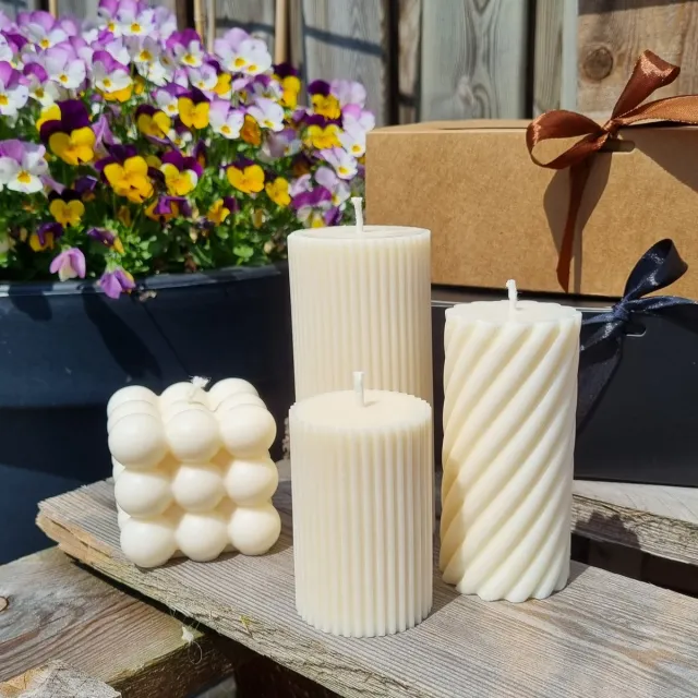 Dearest Candles present - kaarsen - Vegan - koolzaadwas - 100% natuurlijk - figuurkaars - set van 4 - dearest stripes - dearest twist - bubble kaars - cube of balls - geschenkdoos - decoratie – cadeau gebroken wit