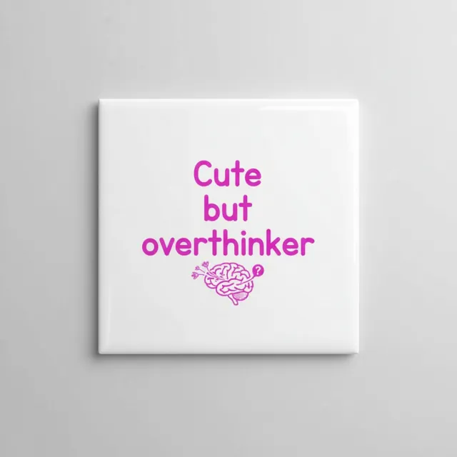 Nevolis Grappige 15×15 cm Keramische Tegel – “Cute but Overthinker” Quote Kunst Schattige Brein Illustratie Wanddecoratie Multi Color