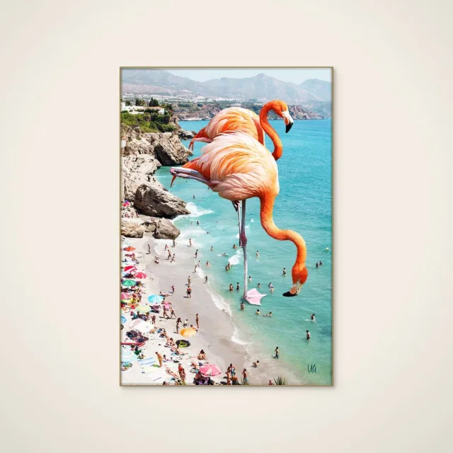 HelloWalls Akoestisch schilderij - 60 x 90 cm - Surreal Beach Flamingos van Uma Gokhale - Dieren wanddecoratie - goud textielframe Meerkleurig