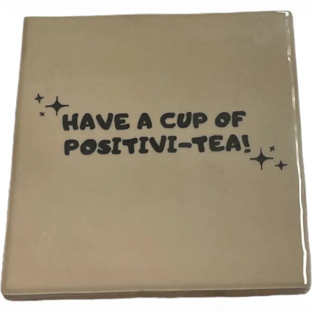 Bij ons onder de panne Hippe tegeltje met tekst: Have a cup of positive tea | Beige met charcoal grijs | Gepersonaliseerde cadeau | Hippe Spreuktegel | Nieuwe woning cadeau | Housewarming cadeau | Quote tegeltje met Thee tea