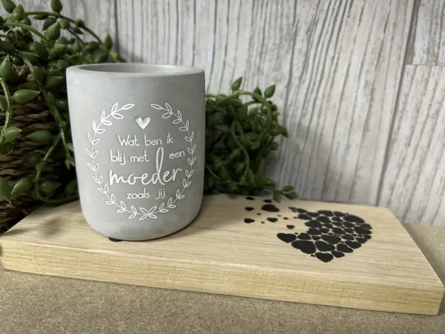 Creaties van hier Cement Candle Moeder met houten plankje - 8 cm – Cement – Kaars