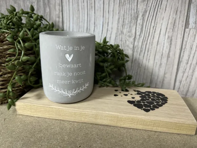 Creaties van hier Cement Candle In je hart met houten plankje - 8 cm – Cement – Kaars