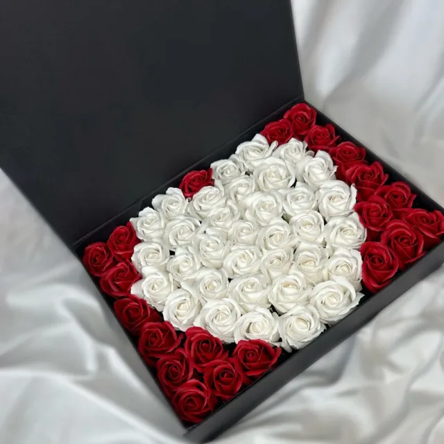 AG Luxurygift Hartvormige Rozenbox met Soap Roses – Luxe Cadeau voor Valentijn of Verjaardag Rood & wit