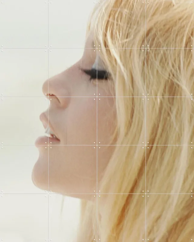 IXXI Brigitte Bardot at the Beach, Orlando Suero & Bridgeman Images - 80 x 100 cm - Grote wanddecoratie en posters - Klassiek, Vintage, Fotografie Pastel kleuren / Lichte tinten / Beige