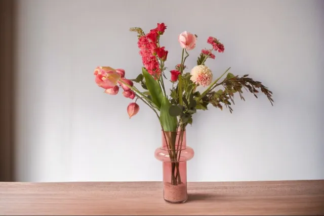 Winq Veldboeket - Zijden bloemen compleet geleverd in Roze/ Pink/ Paars combinatie- Inclusief glasvaas - kunstbloemen Boeket in voorjaarskleuren