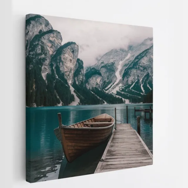 Saammp Canvas Schilderij - Boot aan steiger in de dolomieten - Landschap - Natuur - 100x100 - Foto op canvas - Wanddecoratie - Muurdecoratie Woonkamer - Slaapkamer decoratie - Canvas Print Multicolor