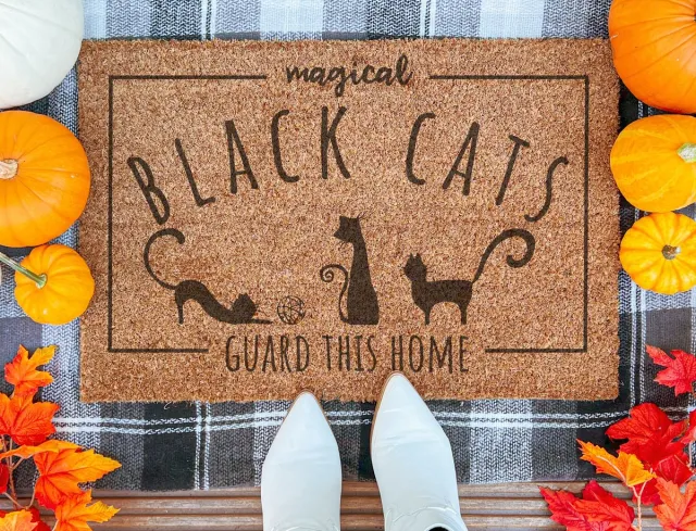 Laser Point Black Cats Guard This Home | 60x40 cm | Nieuwe huis cadeau | Ingangsmat | Deurmat met stijl | Verhuizing cadeau | Praktisch & trendy | Perfect voor binnenkomst | Cadeau voor nieuwe woning Bruin | Zwart (Gravering 60x40)