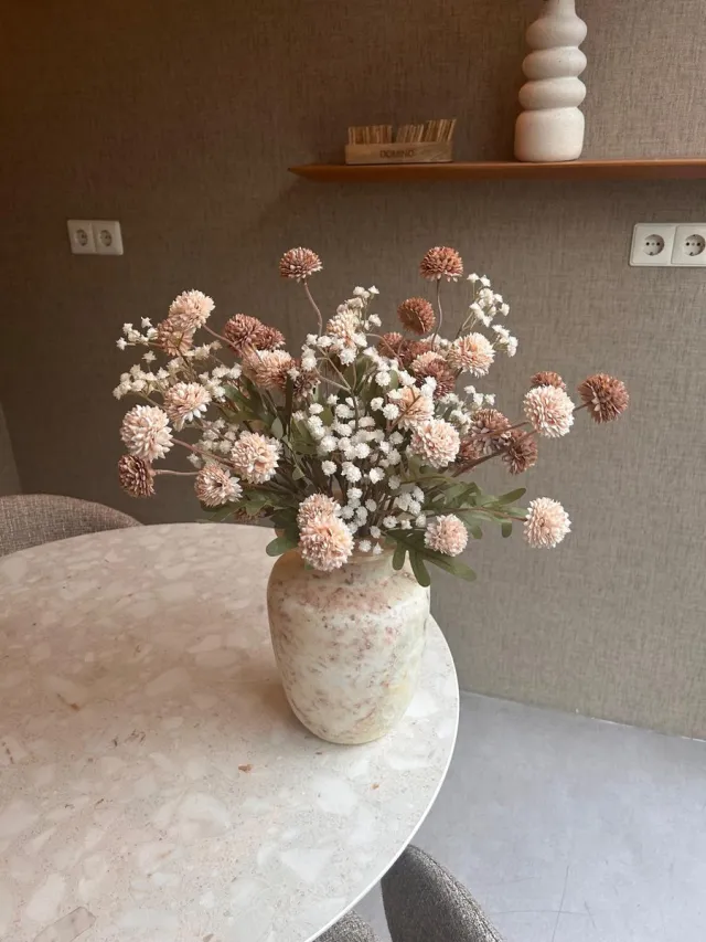 Studio Bloomelle Pompon/Kiku Gipskruid Arrangement - Kunstboeket - Neutrale Warme Tinten - Zijde Kunstbloemen - ± 51-61cm - 13 Stelen - Perfect voor Bruiloft of Home Styling - Perfect Cadeau Voor Haar Boeket Nova - Bruin/Beige