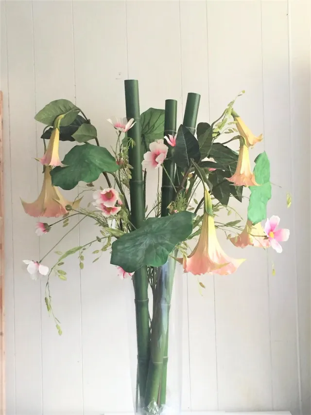Bloemen en Decoratie 4U Elegant, trendy en hoogwaardige kunstbloem bloemstuk met mooi dik groene bamboes en lotus bladeren / 100 cm/ De kleuren van deze kunstbloemstuk: groen, grasgroen roze, zacht roze / Woondecoratie bloemstuk/ zijden bloemstuk / Groen, grasgroen, roze , zachtroze