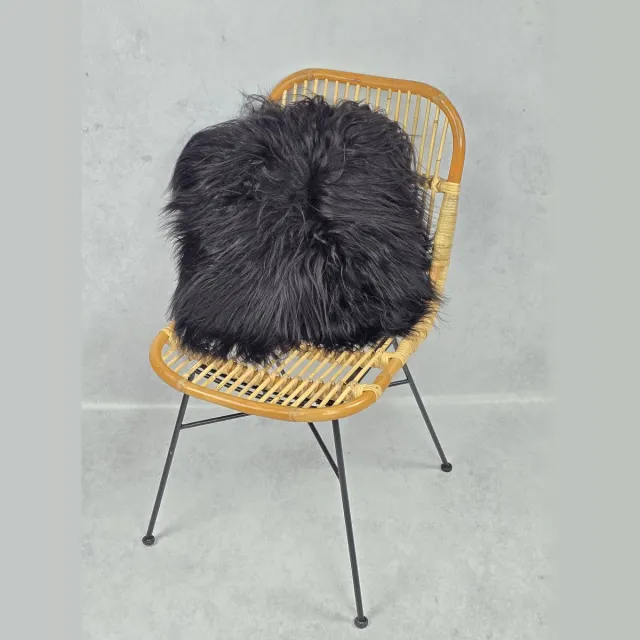 Bèèèhst Genôch Kussen – Schapenvacht – IJslands – Exclusieve collectie – Woondecoratie – Zwart – 100% echt natuurlijke wollen vacht – 40x40 cm
