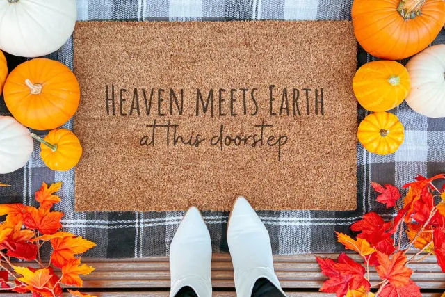 Laser Point Heaven Meets Earth At This Doorstep | 60x40 cm | Nieuwe huis cadeau | Ingangsmat | Deurmat met stijl | Verhuizing cadeau | Praktisch & trendy | Perfect voor binnenkomst | Cadeau voor nieuwe woning bruin | zwart (gravering 60x40)