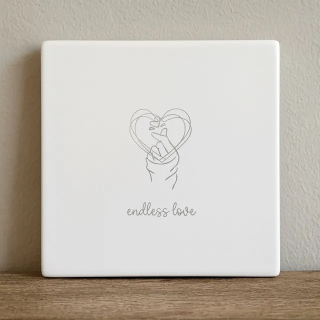 Nevolis Endless Love Keramische Tegel 15x15 cm – Minimalistische Hand Hart Illustratie Wanddecoratie & Romantisch Cadeau Multi Color