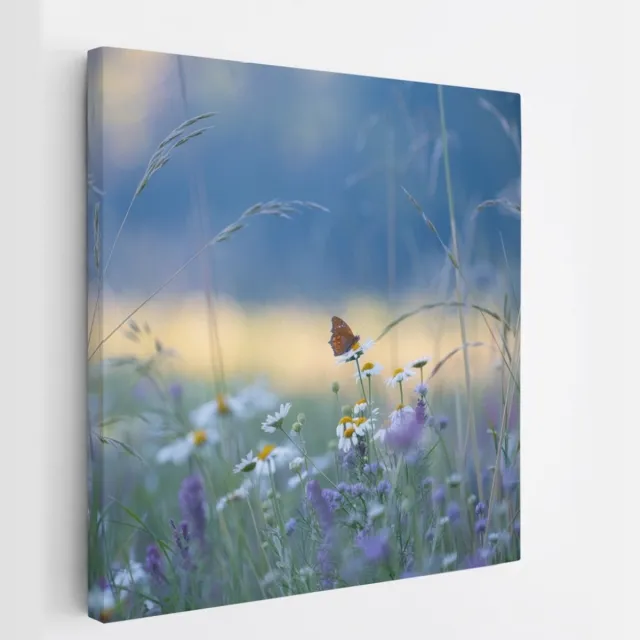Saammp Canvas Schilderij - Vlinder - kleurrijk bloemenveld - Dieren - Natuur - 100x100 - Foto op canvas - Wanddecoratie - muurdecoratie Woonkamer - Slaapkamer decoratie - Canvas Print Multicolor