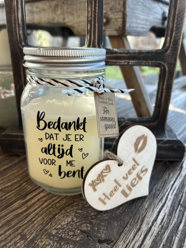 Creaties van hier Black & White scented candles Bedankt met houten hartje – 13,5 cm – vanille