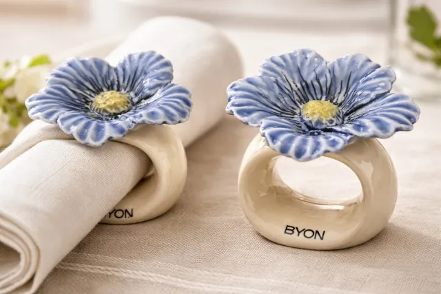 Byon Design Porseleinen Servetring Poppy - Blauw – Set van 2 | Luxe Bloem Servetringen voor Gedekte Tafel Wit
