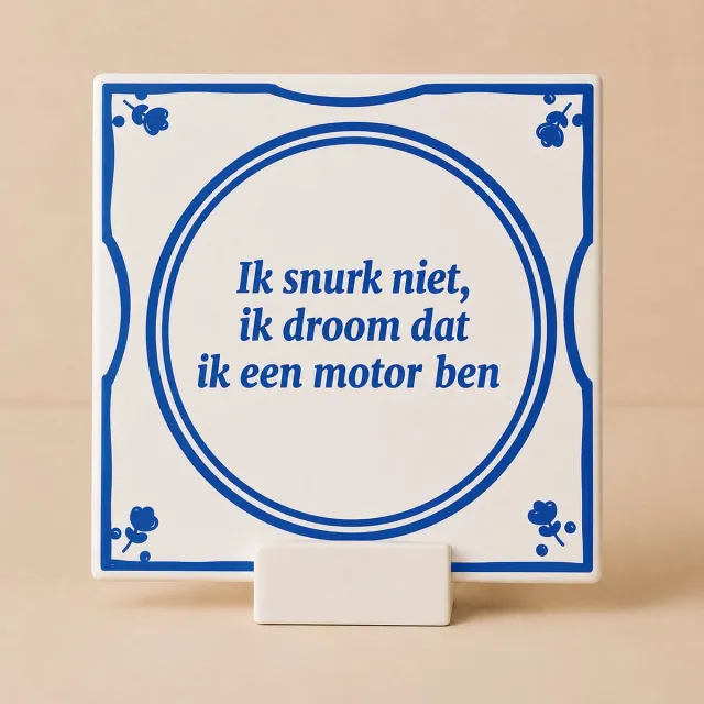 Bedruk King Grappige Tegel met houdertje “Ik Snurk Niet, Ik Droom Dat Ik Een Motor Ben” 15x15 cm – Humoristische Blauwe Delfts-Stijl Keramische Wandtegel voor Slaapkamer of Cadeau 15x15 - met houdertje