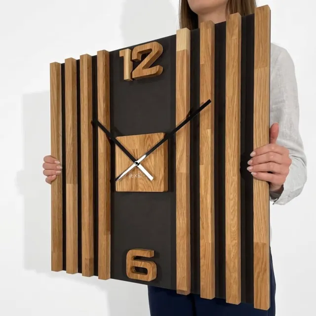Famanu Grote wandklok van houten lamellen, 60 cm, zwart met 3D eiken look, modern en stil, perfect voor de woonkamer