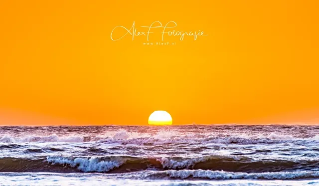 Alex F Fotografie Canvas schilderij, Foto van het Hollands Strand 003 (120x70cm) oranje