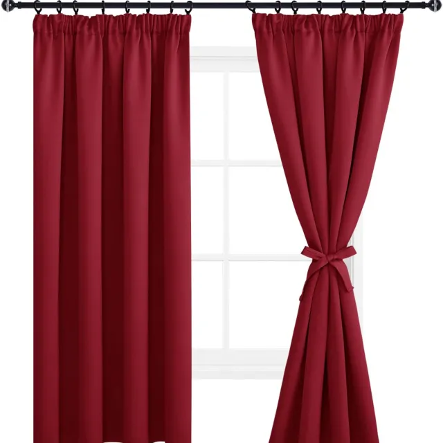 Famanu Verduisterende gordijnen met plooiband set van 2 stuks, 117 x 137 cm, rood, eenvoudig te installeren voor woonkamer en kerstdecoratie, biedt privacy en verduistering