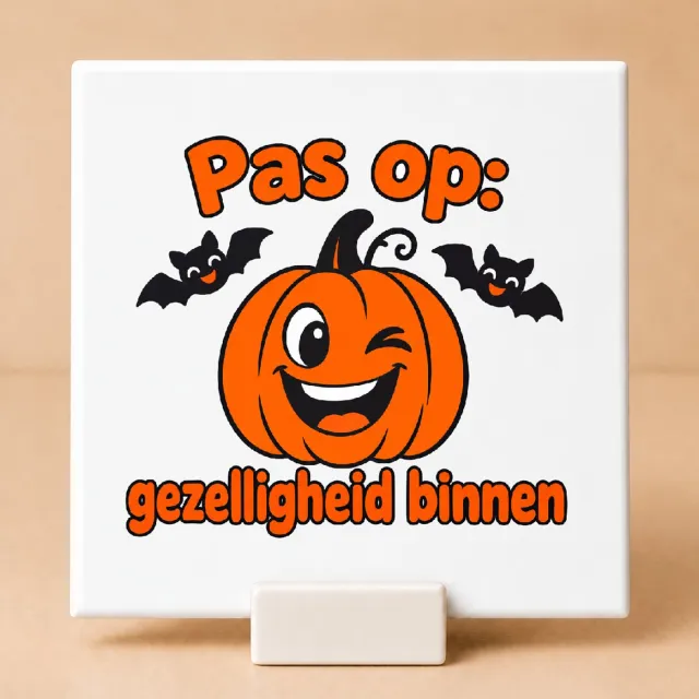 Bedruk King Vrolijke Halloween ‘Pas op: gezelligheid binnen’ Tegel – Kleurrijke deurdecoratie voor sfeervolle entree - 11 x 11 cm met houder Wit