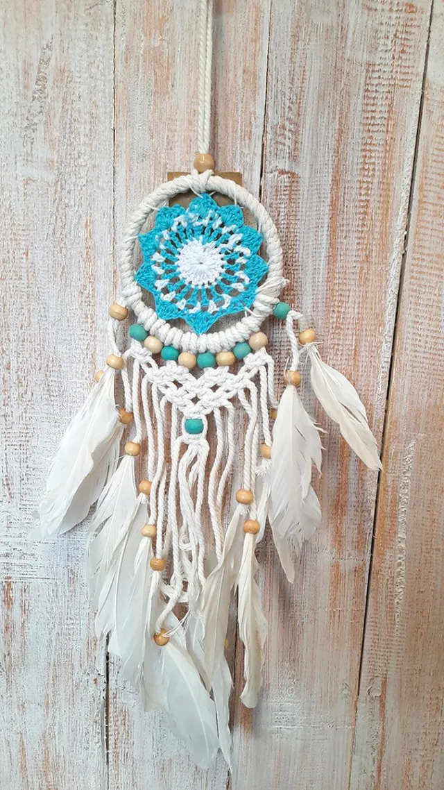 Zus & Zo Dromenvanger lichtblauw gekleurd macrame met naturel kralen ±10cm