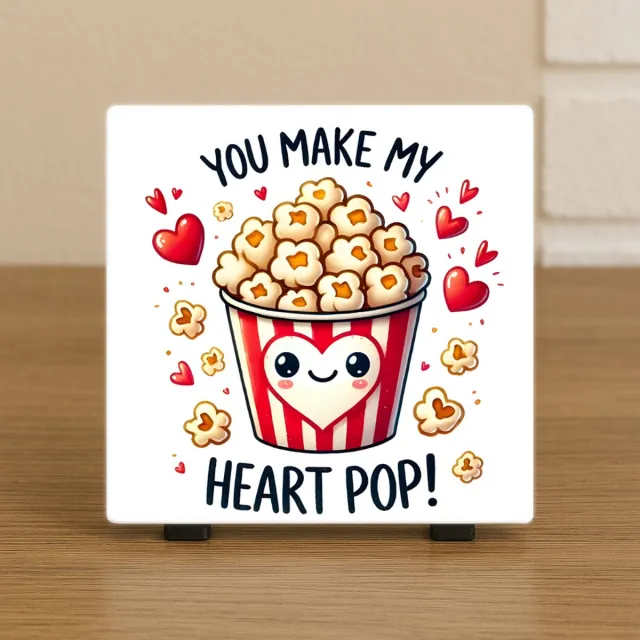 CreaCraft Wenstegeltje "You Make My Heart Pop!” – Liefde Cadeau – Spreuktegel – Stijlvolle Woondecoratie met Boodschap – Trendy nu– Hip trendy tegeltje – Cadeau – Zomaar – Decoratief Tegeltje met Standaard – Cadeau Idee Illustratie