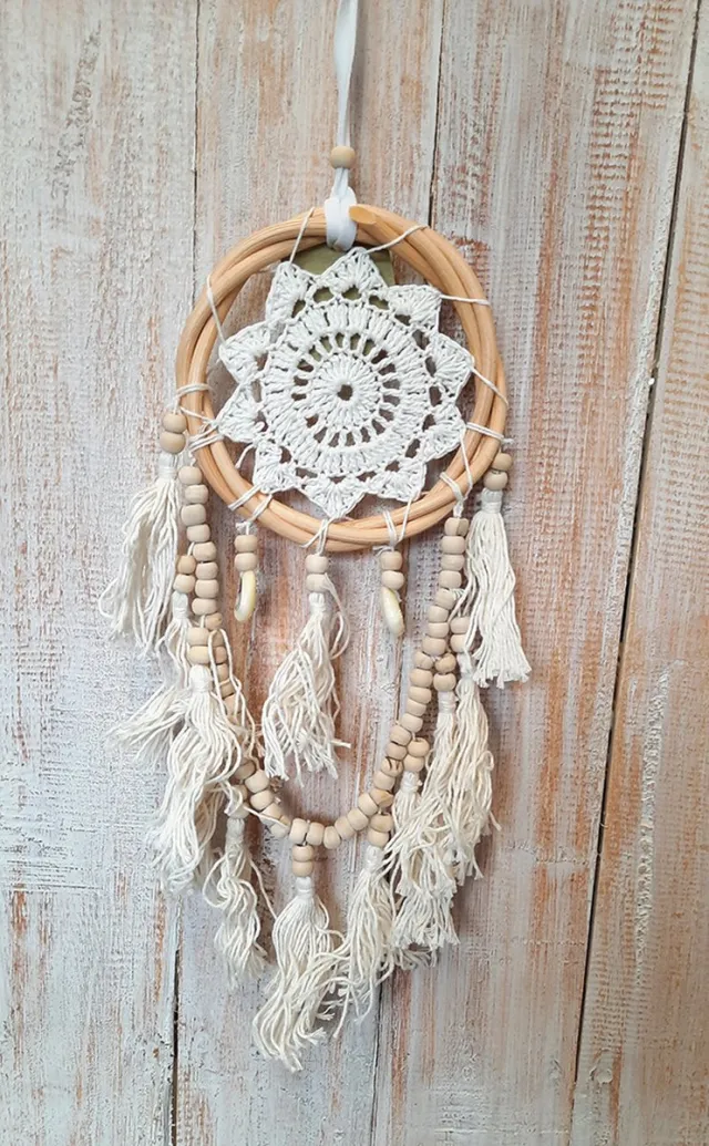 Zus & Zo Dromenvanger ±12cm gehaakt met houten kralen Naturel/Wit