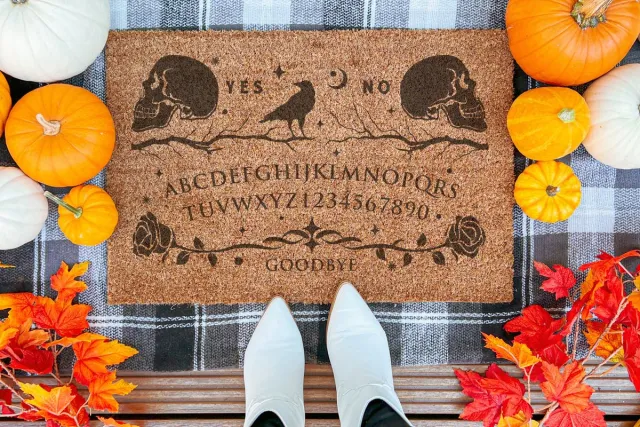 Laser Point Ouija Doormat Mystical Witchy Vibes | 60x40 cm | Nieuwe huis cadeau | Ingangsmat | Deurmat met stijl | Verhuizing cadeau | Praktisch & trendy | Perfect voor binnenkomst | Cadeau voor nieuwe woning Bruin | Zwart (Gravering 60x40)